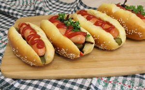 Un singur hot-dog ne scurtează viața cu jumătate de oră