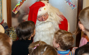La Vaslui, Moș Crăciun a rămas fără cadouri. Copiii au plecat acasă în lacrimi. „Să vă fie rușine!”