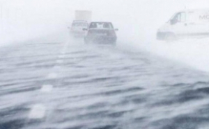 Vântul puternic la Botoșani - 4 autovehicule au rămas înzăpezite