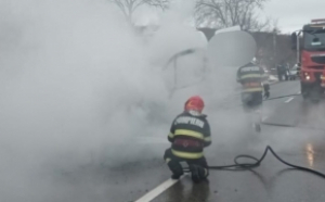  Un microbuz cu 18 pasageri a luat foc în mers la Neamț