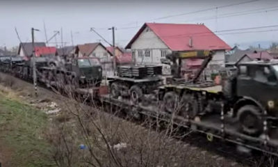 Tren CFR Marfă încărcat cu lansatoare de rachete APR-40, filmat când se îndreaptă spre granița cu Ucraina