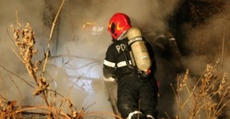Explozie urmată de incendiu într-un bloc din Onești: un bărbat cu arsuri pe tot corpul