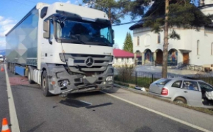 Un mort și un rănit grav după un accident între o mașină și un TIR în Suceava 