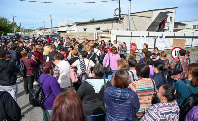 Scandal la Luduș după închiderea Fabricii Leoni. 200 de oameni au ieșit în stradă