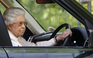 Regina conduce fără centură! Criticată dur la aproape 94 de ani