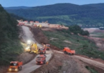 Imagini extrem de spectaculoase pe autostradă: Umbrărescu efectiv mută cu totul un deal