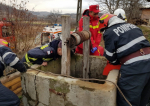 O fetiţă de şase ani a fost salvată după ce a căzut într-o fântână adâncă de 16 metri, în Neamț