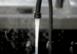 Românii care folosesc apa de la robinet pentru a uda în grădină pot fi amendați