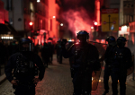 Violențe la Paris în noaptea de după alegeri. Comuniștii și musulmanii, nemulțumiți de victoria lui Le Pen, au spart și incendiat totul în cale