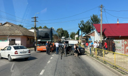 Accident grav laPodu Iloaie. Un autocar , în care se aflau 55 de persoane, s-a izbit de două mașini