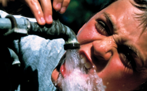 Ce este hiponatremia și ce se întâmplă dacă bei prea multă apă?