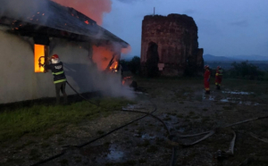 O mănăstire din Neamț a luat foc după ce a fost lovită de un trasnet