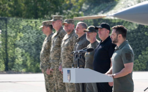 Tot mai mulți ucraineni cred într-o ruptură între cabinetul lui Volodimir Zelenski și conducerea armatei