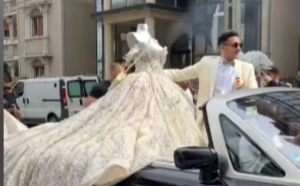 Nuntă cu mare fast în Teleorman: paradă cu mașini scumpe și străzi blocate. Un Rolls Royce decapotabil a transportat rochia de mireasă
