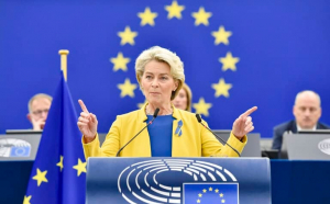 „Ceremonie” de arborare a steagului LGBT la Comisia Europeană. Ursula: Azi și în fiecare zi, sunt mândră să fiu alături de comunitatea LGBT