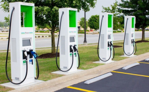 Primăria va amenaja noi staţii de încărcare pentru maşinile electrice şi hibride 