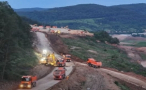 Imagini extrem de spectaculoase pe autostradă: Umbrărescu efectiv mută cu totul un deal