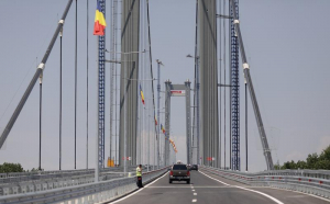 Podul de 2.500.000.000 lei de la Brăila, a III-a asfaltare în 11 luni. E pericol pentru șoferi