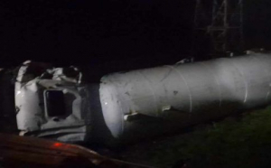 Accident la Huși. O O autocisternă încărcată cu 21 de tone de gaz petrolier lichefiat  s-a răsturnat