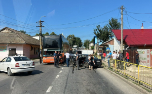 Accident grav laPodu Iloaie. Un autocar , în care se aflau 55 de persoane, s-a izbit de două mașini