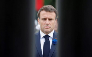 Imaginea lui Emmanuel Macron a dispărut de pe afişele electorale ale propriului său partid pentru alegerile parlamentare anticipate, convocate după înfrângerea dură în fața extremei drepte