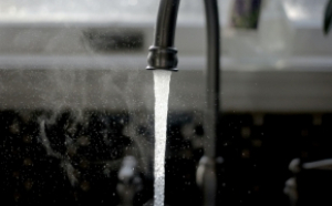 Românii care folosesc apa de la robinet pentru a uda în grădină pot fi amendați