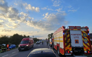Accident grav în județul Bacău. Un autocar cu 20 de pasageri s-a ciocnit cu o mașină: 3 persoane inconștiente