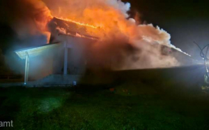 Casa parohială, distrusă de un incendiu; cinci persoane s-au autoevacuat