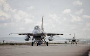  În plin război al dronelor în Ucraina, România se înarmează cu trei aeronave F 16: avioanele au aterizat deja la Câmpia Turzii