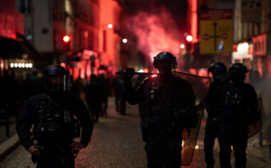 Violențe la Paris în noaptea de după alegeri. Comuniștii și musulmanii, nemulțumiți de victoria lui Le Pen, au spart și incendiat totul în cale