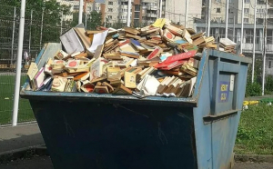 Barbarie: Sute de cărți aruncate la gunoi la o școală din Cluj-Napoca