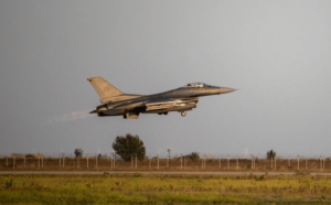 O bază ucraineană care ar putea fi folosită de avioanele F-16 a fost atacată de ruși