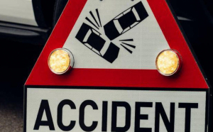 Un șofer din Neamț a intrat cu maşina într-un cap de pod. Accidentul, produs din cauza unei albine