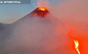 Haos în Italia: erupe vulcanul Etna, cel mai activ din Europa / Aeroportul din Catania a fost închis, iar Sicilia se scufundă în cenușă și fum
