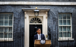 Premierul britanic Rishi Sunak și-a anunțat demisia, după înfrângerea zdrobitoare în fața Laburiștilor