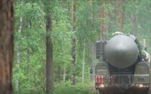  Rusia își arată forța nucleară, în plin scandal al negocierilor cu Ucraina: Moscova face exerciţii cu lansatoare mobile de rachete nucleare