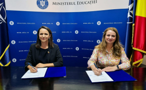 Programul FLEX ABROAD se va desfășura și în România după ce ministrul Educației, Ligia Deca, a semnat protocolul de colaborare