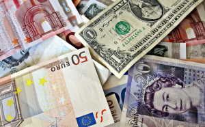Euro a revenit la valorile din aprilie