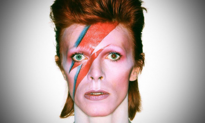 Un tablou pictat de cântăreţul britanic David Bowie scos la licitație