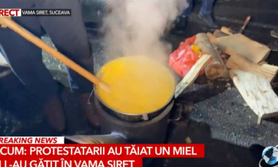 Protestatarii din Vama Siret au gătit un miel cu mămăligă și îl așteaptă pe premierul Ciolacu