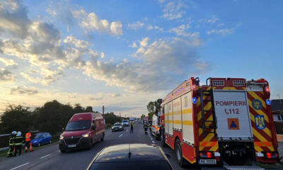Accident grav în județul Bacău. Un autocar cu 20 de pasageri s-a ciocnit cu o mașină: 3 persoane inconștiente