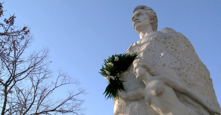 Cea mai veche statuie a lui Eminescu din țară, vandalizată mereu la 15 ianuarie. Hoții, atrași de mâna muzei Veronica Micle