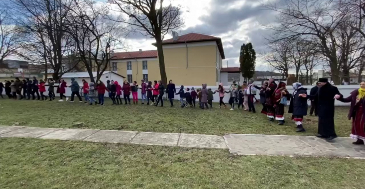   Zeci de copii au dansat Hora Unirii la Conacul Elenei Cuza
