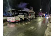 Un autobuz plin cu 30 de persoane a luat foc în mers