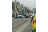 Accident grav în Podu Roș. Patru persoane au rămas încarcerate