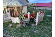 Motocicletă izbită violent de o fântână, într-un sat din Suceava. Un tânăr a murit și altul a fost grav rănit