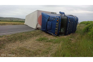 Accident grav lângă Bârlad. Un TIR s-a răsturnat pe șosea