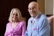 Nuntă la 100 de ani. Mirele este un veteran care a participat la Debarcarea din Normandia. Iubita lui are 96 de ani