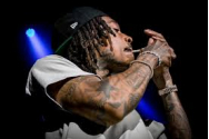 Wiz Khalifa, cercetat oficial pentru deţinere de droguri după ce a fumat o ţigară cu canabis pe scena festivalului Beach Please