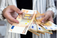 Euro a scăzut aproape de 4,97 lei